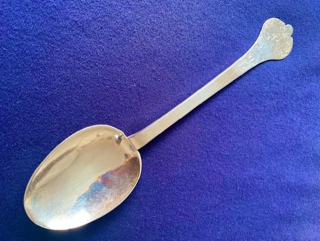 RARE CHARLES II 1683 PERIOD ENGLISH STERLING SILVER LACE BACK TRIFFID RATTAIL TABLESPOON.