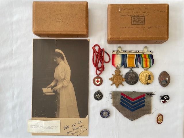 EXTREMELY RARE BRITISH WWI NURSE'S MEDAL TRIO SET, BADGES & PHOTO.