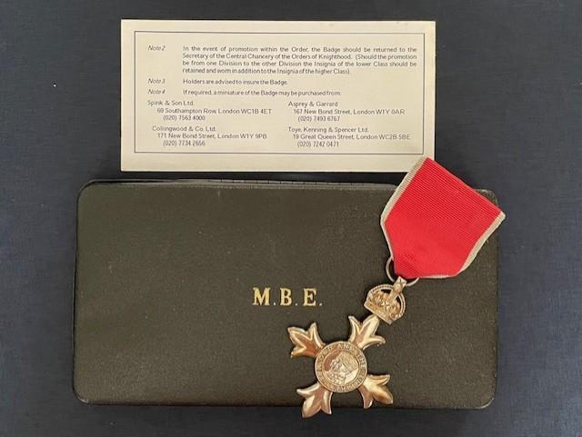 QUEEN ELIZABETH II ORIGINAL MBE MEDAL AND CASE OF ISSUE WITH CARD.