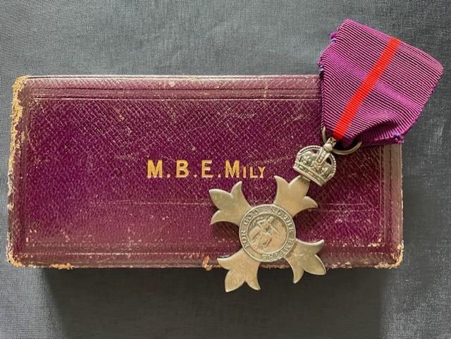 FINE ORIGINAL WWI SILVER 1919 MILITARY ISSUED MBE MEDAL AND CASE GARRARD & CO.