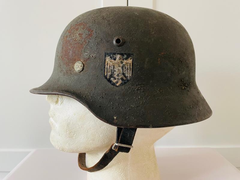 WWII GERMAN SINGLE DECAL NAMED ARMY HELMET WITH THICK GREY WOODCHIP OVERPAINT