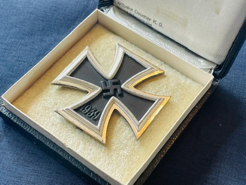 WW2 GERMAN CASED IRON CROSS 1st CLASS WITH MAKER STAMP AND MATCHING NAMED MAKER BOX OF ISSUE.