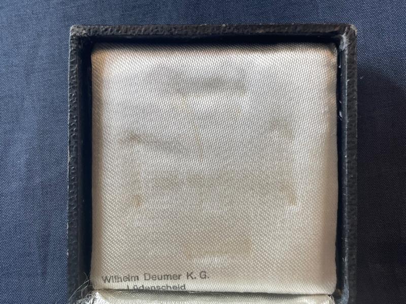 WW2 GERMAN CASED IRON CROSS 1st CLASS WITH MAKER STAMP AND MATCHING NAMED MAKER BOX OF ISSUE. ADDITIONAL PHOTOS
