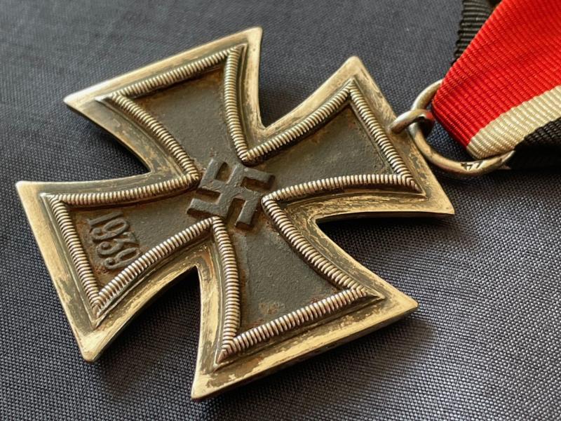 WWII GERMAN IRON CROSS 2ND CLASS NUMBERED RING 24 FOR ARBEITSGEMINSCHAFT FUR HEERESHEDARF IN DER GRAVEUR UBD ZISELIERUNG