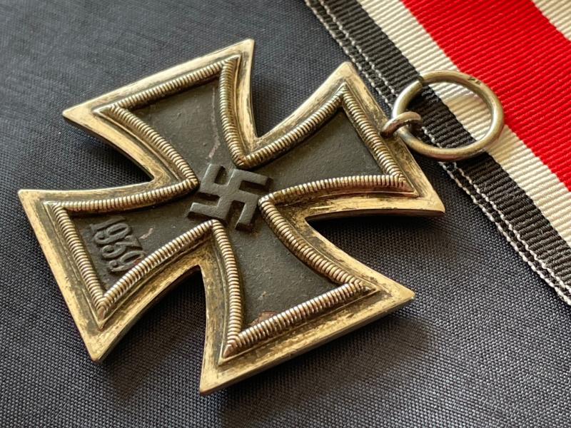 WWII GERMAN IRON CROSS 2ND CLASS NUMBERED RING 24 FOR ARBEITSGEMINSCHAFT FUR HEERESHEDARF IN DER GRAVEUR UBD ZISELIERUNG