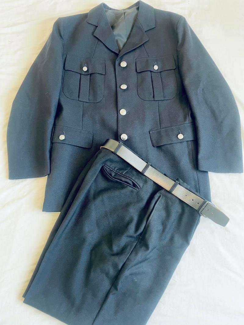 WONDERFUL VINTAGE ORIGINAL ELIZABETH II METROPOLITAN PC TUNIC AND TROUSERS.