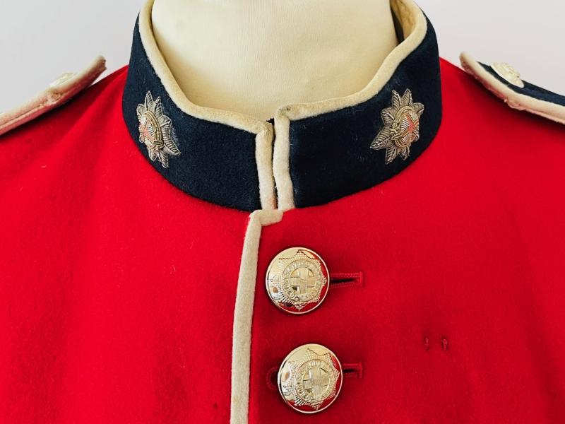 ORIGINAL QUEEN ELIZABETH II COLDSTREAM GUARDS QUALITY TUNIC RANK OF SERGENT.