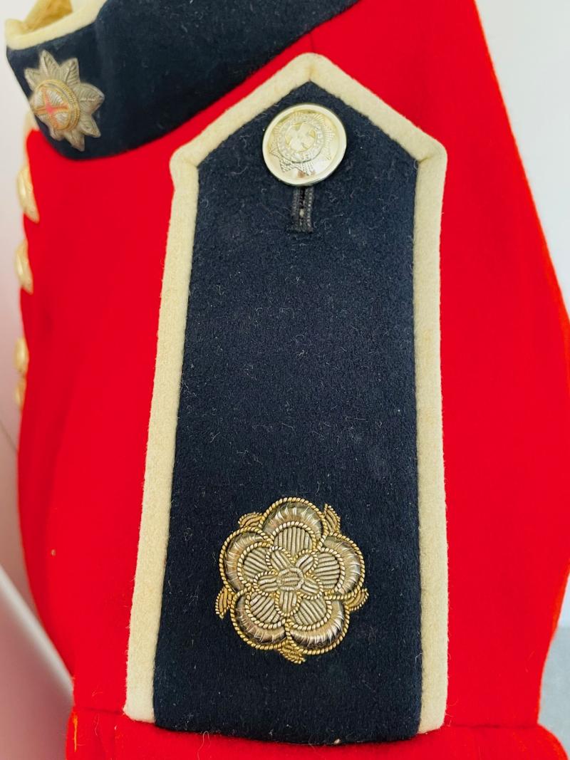 ORIGINAL QUEEN ELIZABETH II COLDSTREAM GUARDS QUALITY TUNIC RANK OF SERGENT.
