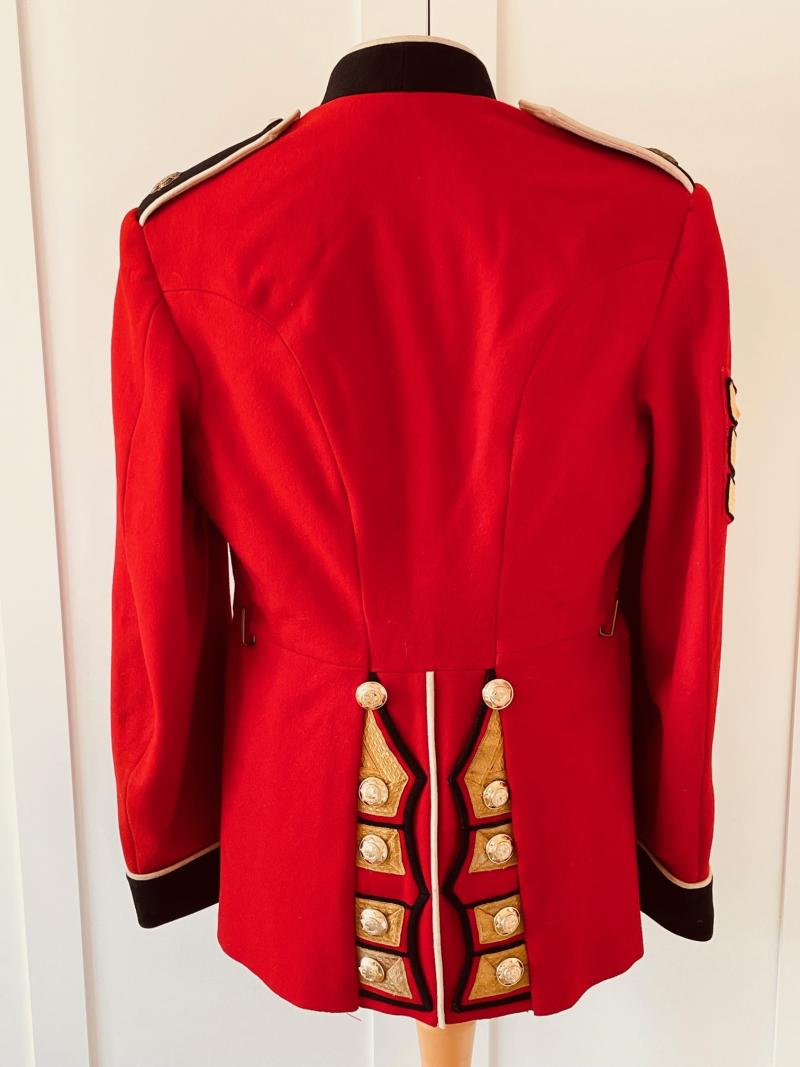 ORIGINAL QUEEN ELIZABETH II COLDSTREAM GUARDS QUALITY TUNIC RANK OF SERGENT.