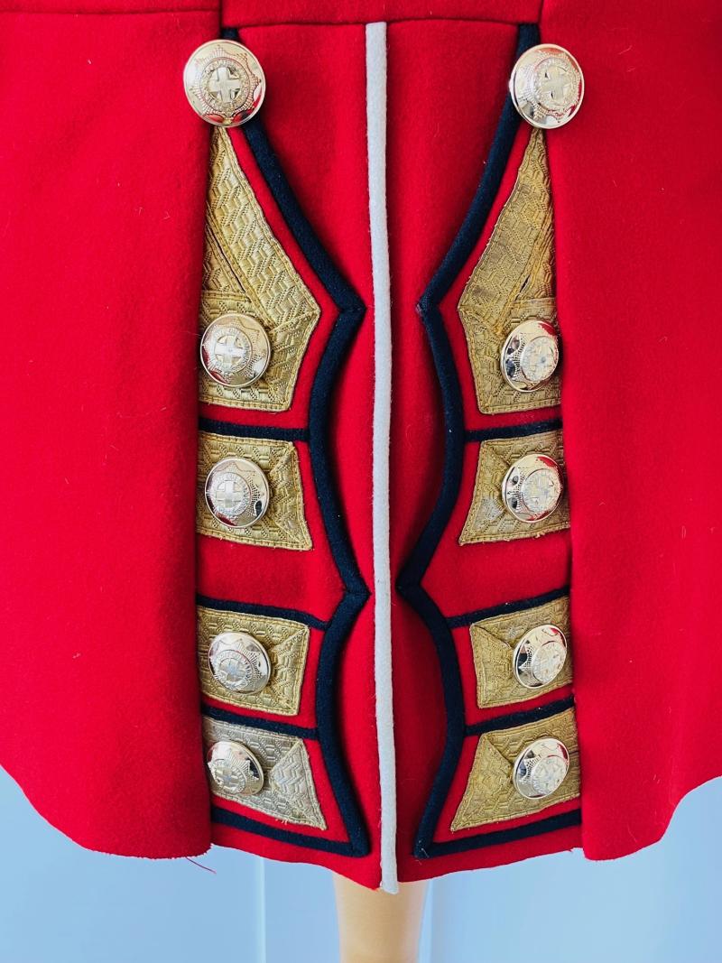 ORIGINAL QUEEN ELIZABETH II COLDSTREAM GUARDS QUALITY TUNIC RANK OF SERGENT.