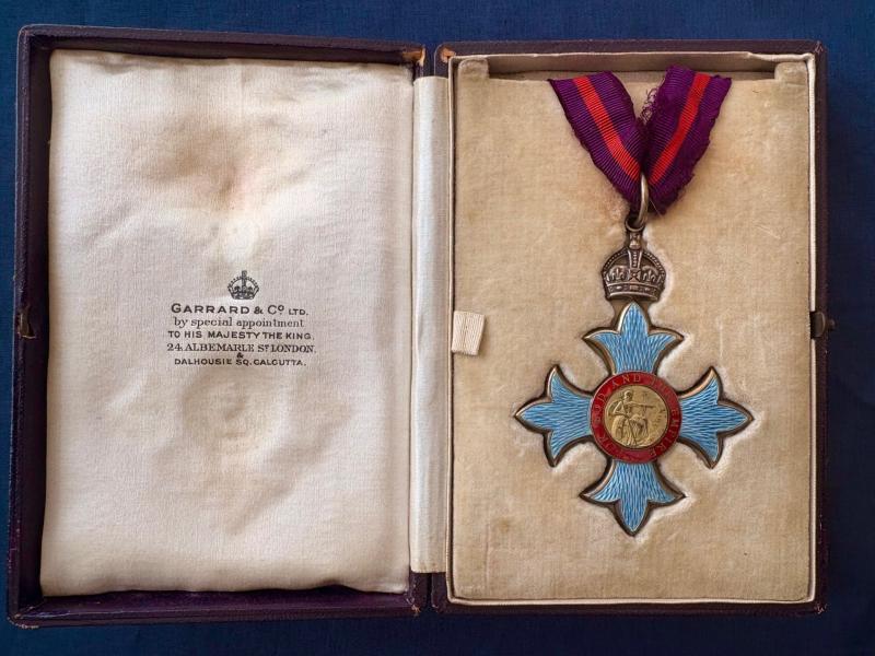 HARD TO FIND WW1 1917 BRITISH CASED 1ST TYPE MILITARY CBE MEDAL.