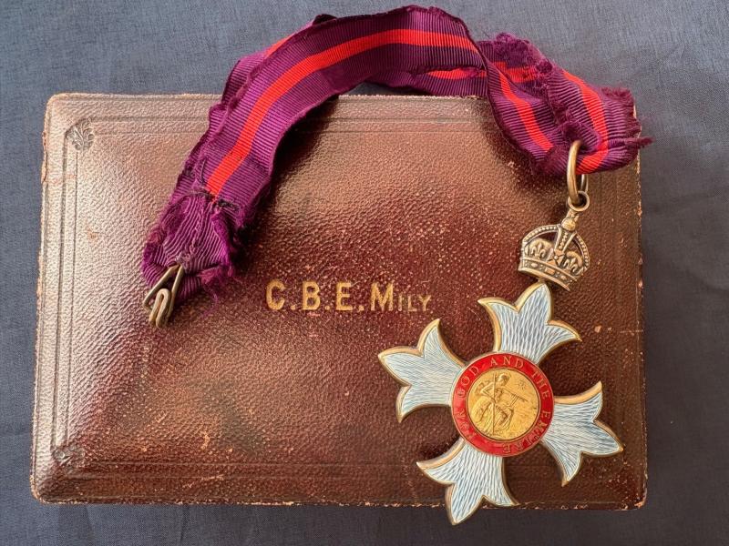 HARD TO FIND WW1 1917 BRITISH CASED 1ST TYPE MILITARY CBE MEDAL.