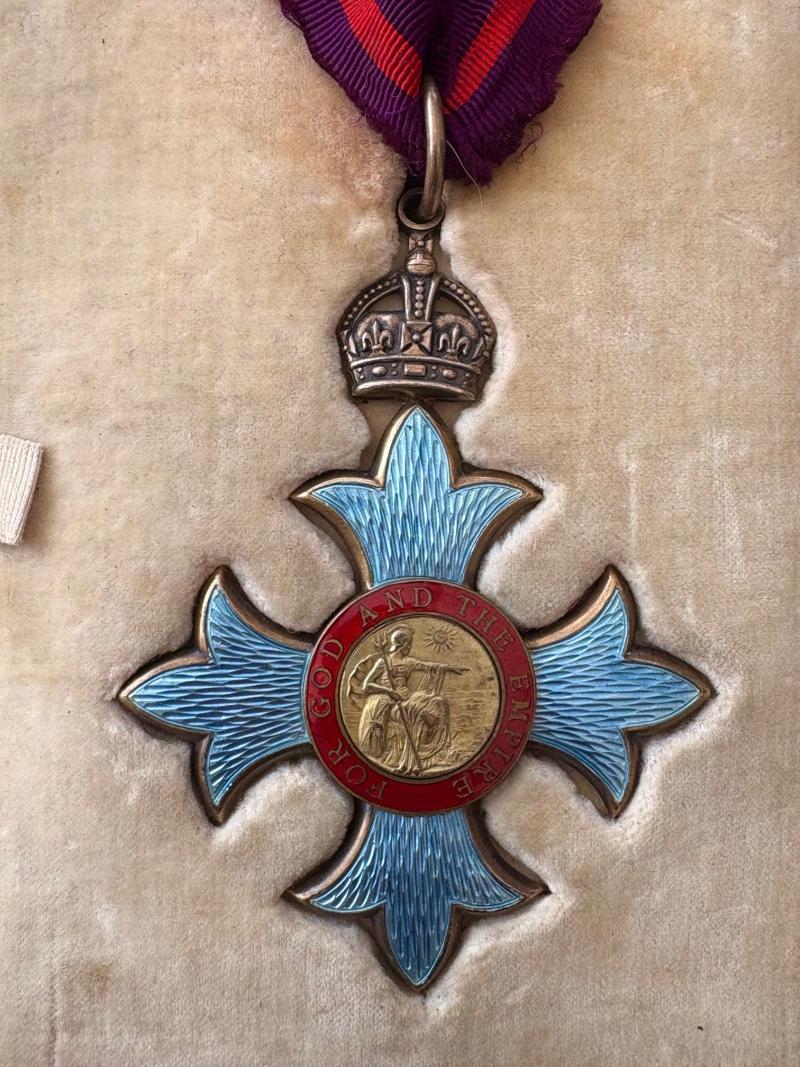 HARD TO FIND WW1 1917 BRITISH CASED 1ST TYPE MILITARY CBE MEDAL.