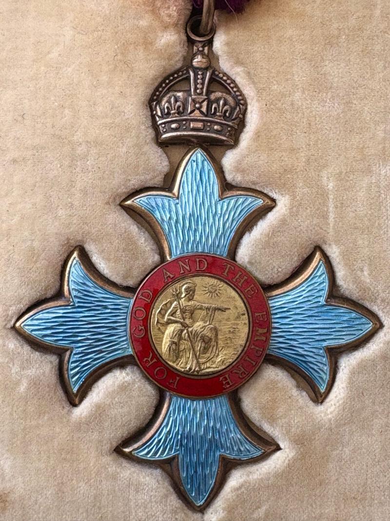 HARD TO FIND WW1 1917 BRITISH CASED 1ST TYPE MILITARY CBE MEDAL.