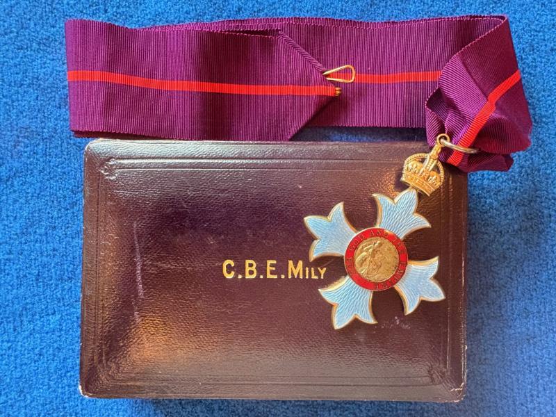 FANTASTIC WW1 WARTIME BRITISH CASED 1ST TYPE MILITARY CBE MEDAL.
